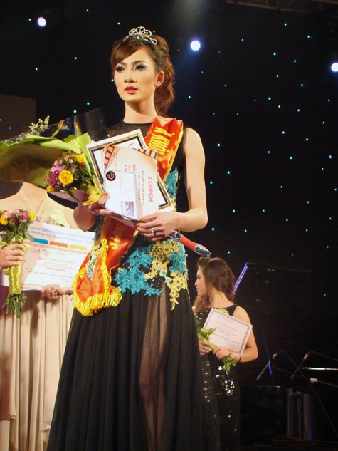 Cô nàng cao nhất cuộc thi Nguyễn Thùy Linh đã dừng bước tại danh vị Á Khôi 1
